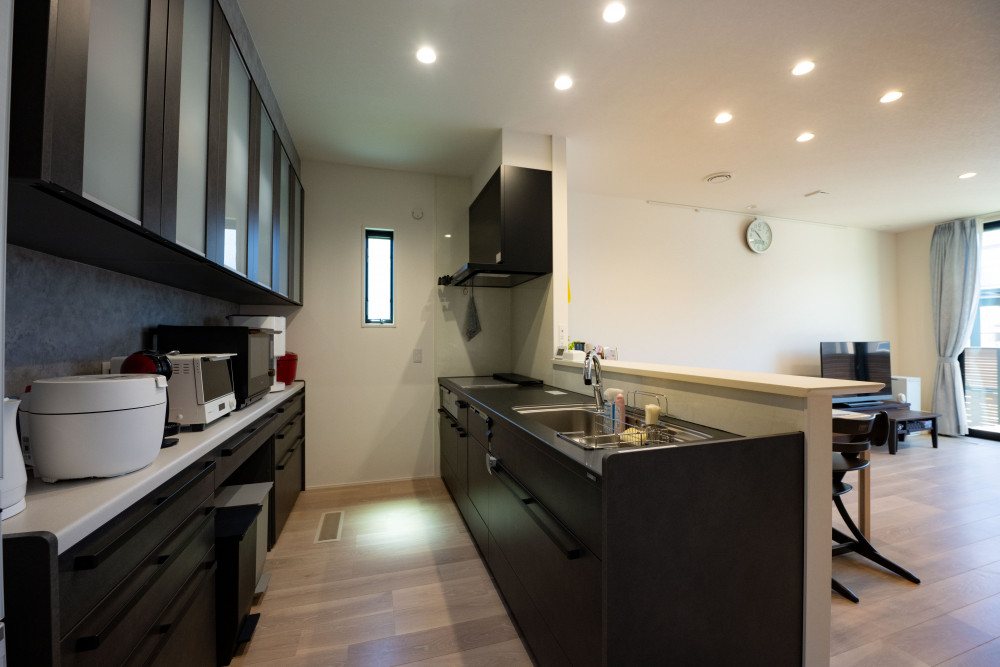 一番最初にキッチンの色を決めたというY様。キッチンに合わせてインテリアカラー決め、白を基調に黒・グレーで差し色を加え、洗面もグレーにそろえて統一感を出しました。