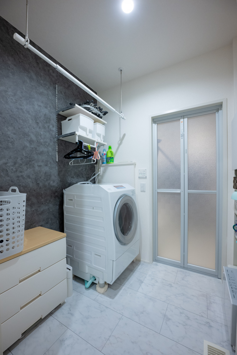 賃貸に住んでいた時は、1階で洗濯し、2階へ干しに行くという間取で、子供たちから目を離さざるを得ないという経験から、脱衣室内で洗濯→部屋干しが完結できる間取りに。収納も置けるよう、ゆとりを持った広さに。