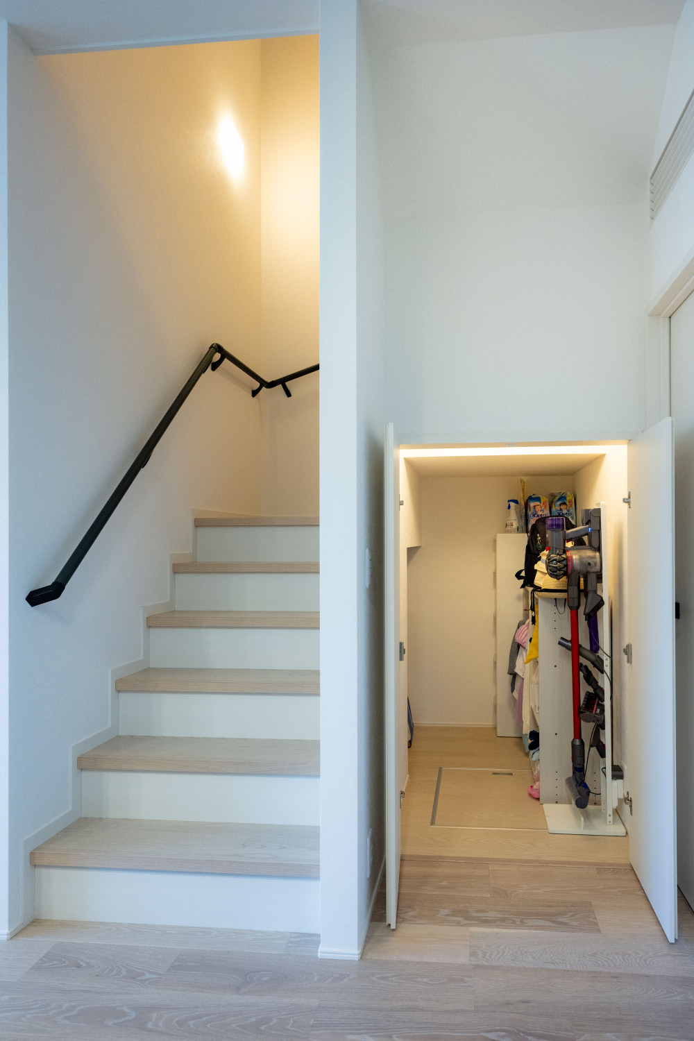 階段下のデッドスペースを有効活用し、ストック品やお子様の幼稚園の荷物などを入れられる収納に。奥行きもあるので、収納量の確保に一役買っています。