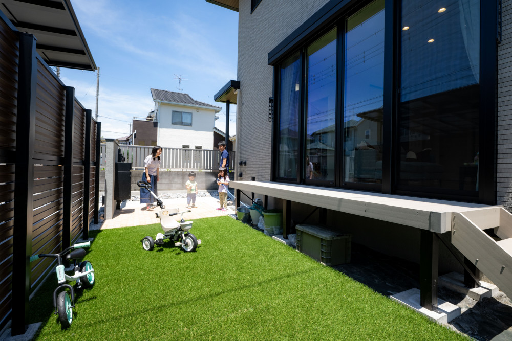 「せっかく戸建を建てるので、お庭もとれる広さの土地にしたかった」とY様。外からの視線を気にせずくつろげるよう、フェンスも視線が隠れる高さに。天気の良い日は水遊びも楽しんでいるそうです。