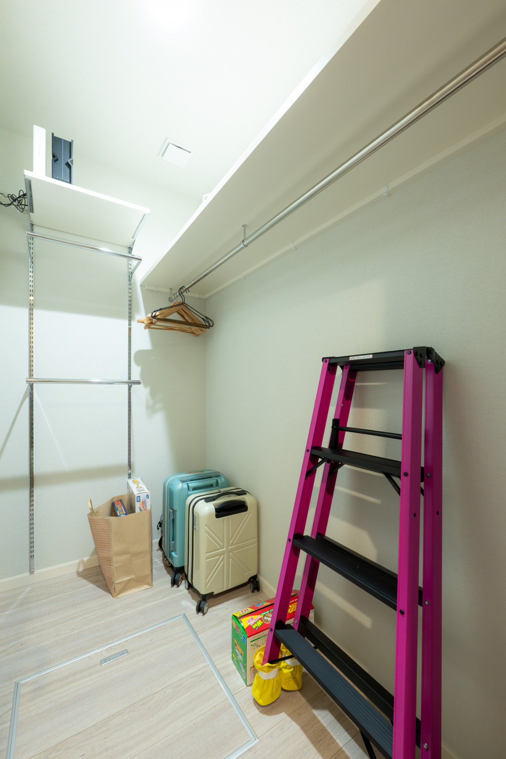 玄関近くにはファミリークロークを設け、コートや仕事用のバッグなどを収納し、お出かけの支度もスムーズに。 外で付いた花粉やホコリもリビングへ持ち込まずに住むのもポイントです。