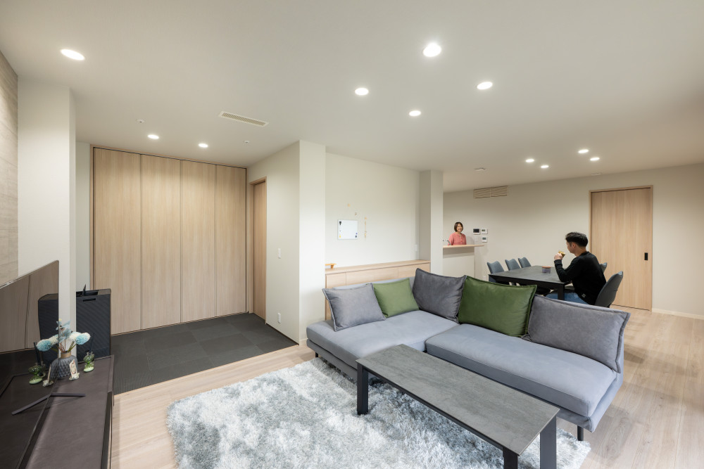 インテリアはグレーで統一し、シックで落ち着いた雰囲気に。クッションで差し色をプラスし、上質でやわらかな印象に。ペールグレーのオーク柄の床材は上品な色味が友人たちにも評判が良く、お気に入りとのこと。