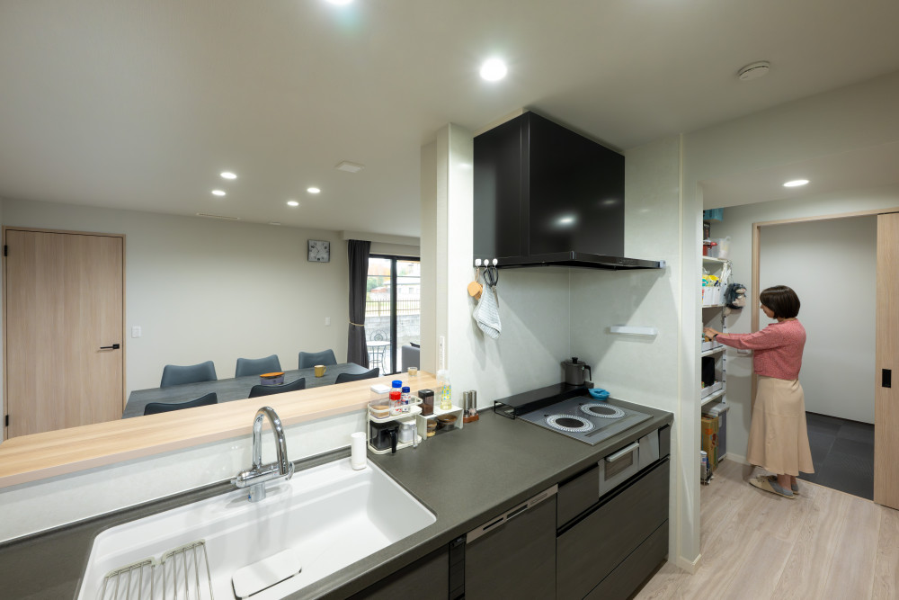 キッチンと家事動線が整った、使いやすさ抜群の水まわり。 大容量のパントリーには、日用品やお米などの大きなストック品もしっかり収納できます。