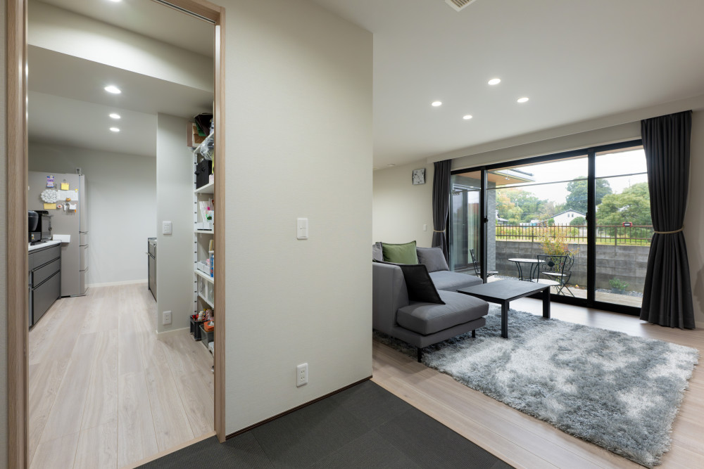 キッチンからパントリーを通ってタタミコーナーへ抜けられる回遊動線。将来子育てをする際もキッチンから目が届きやすく、家事も育児もスムーズに。