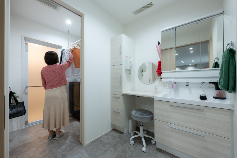 水まわりは一直線につながり、脱衣室では“洗う→干す”が完結。 洗面室は奥様こだわりの丸型ミラー付きドレッサーも設け、毎朝の気分が上がる空間に仕上がりました。