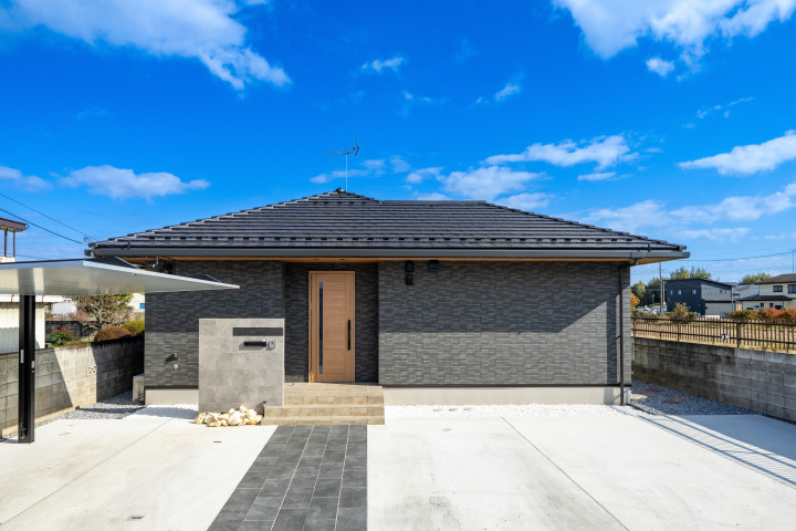 中庭を囲む「コの字型 平屋」で叶えた、人が集まり心からくつろげる住まい