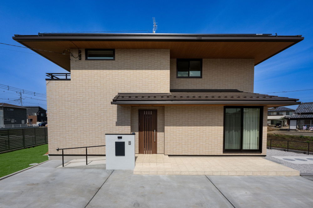 大屋根と下屋の水平ラインが目をひく邸宅感ある外観。メンテナンスを考慮して全面タイルを採用しています。タイルの質感も美しい落ち着いた佇まいです。