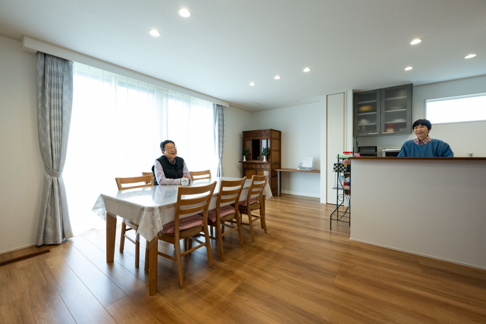 リビングには3m幅ハイサッシ窓を設置し、明るさと開放感ある空間に。 以前の家から使用している6人掛けのテーブルもゆとりを持って置けます。