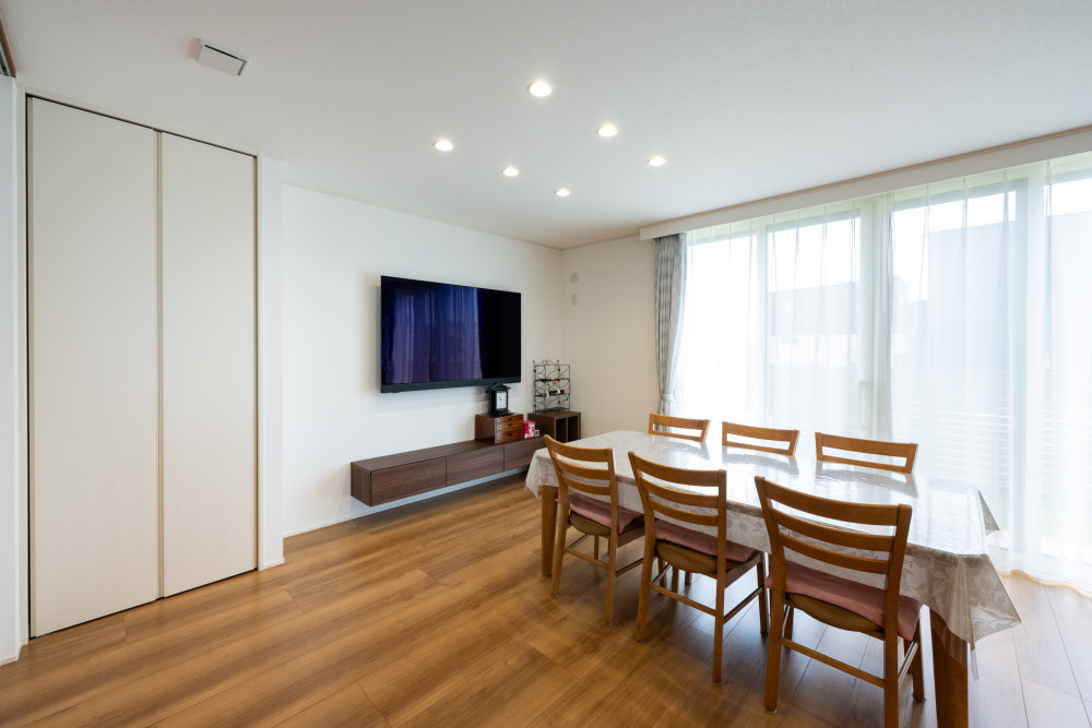 テレビは壁掛けにし、フロートタイプのテレビボードでお掃除もしやすように。 リビング内に収納も設け、すっきりと使うことができます。