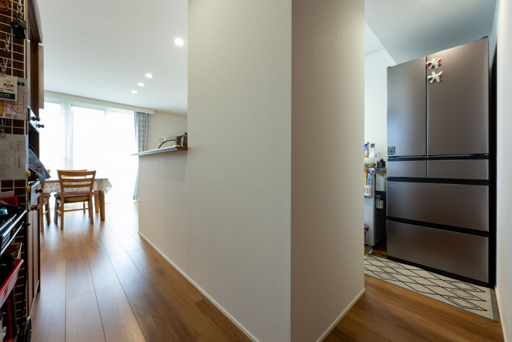 キッチンは回遊できるので洗面室へも行きやすい動線に。 行き止まりがないので日々の家事もスムーズに行うことができます。