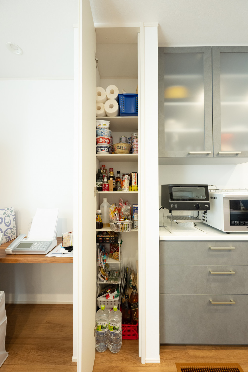 キッチンとワークカウンターの間の隙間を利用した収納は、40㎝幅の収納にはストックの食品やキッチンペーパーなどにちょうどいいサイズ。