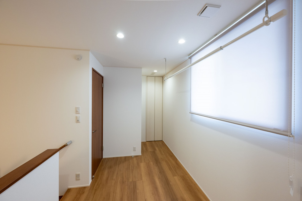 2階のホールには部屋干しスペースを設けています。全館空調をいれているので洗濯物も乾きやすいです。 また、照明は人感センサーなので、夜お手洗いへ行く際も、パッと電気がつくので安心です。