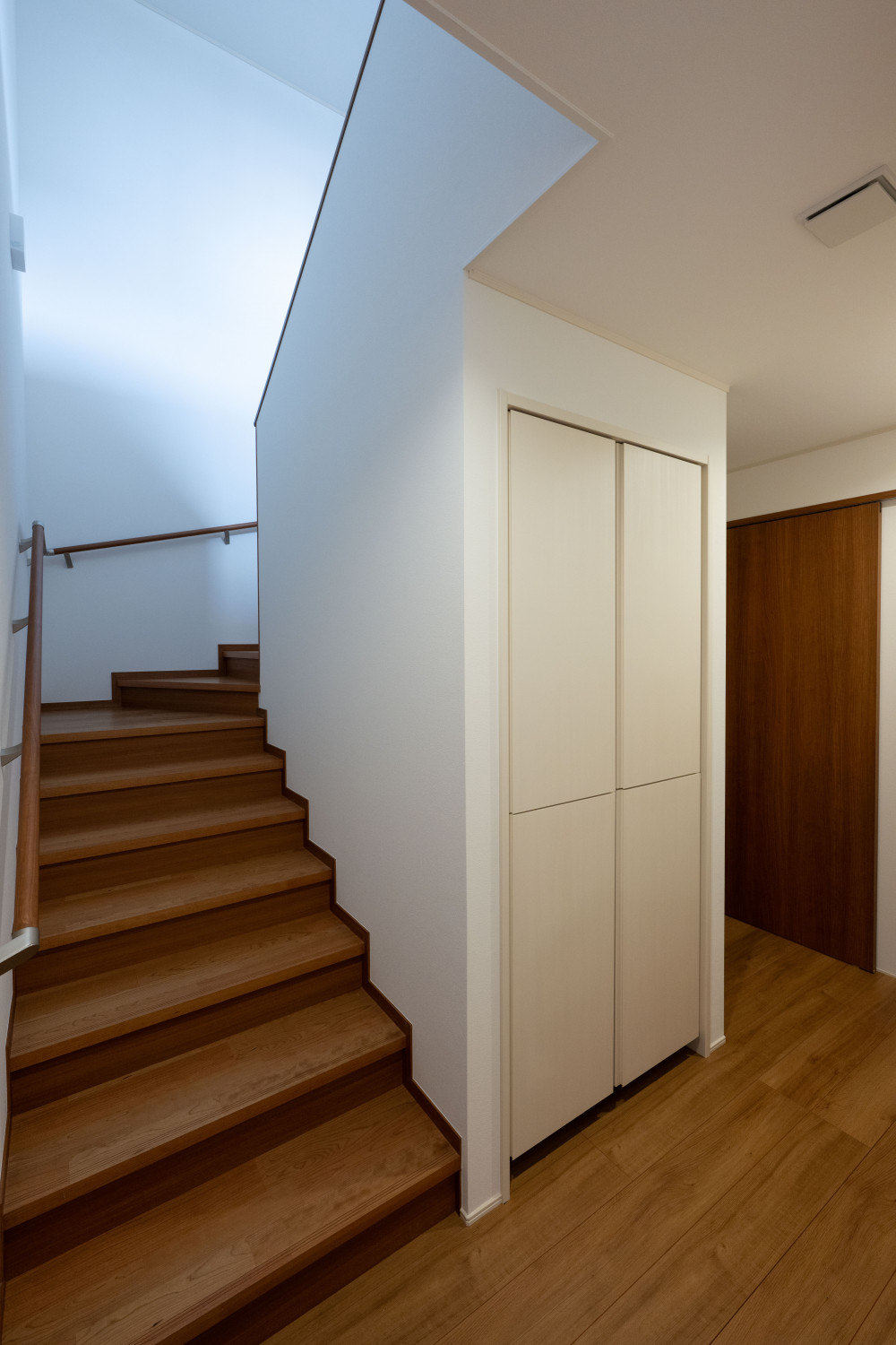 展示場で体感し採用した「緩勾配階段」は蹴上げが通常よりも低いので、階段の上り下りがラクです。