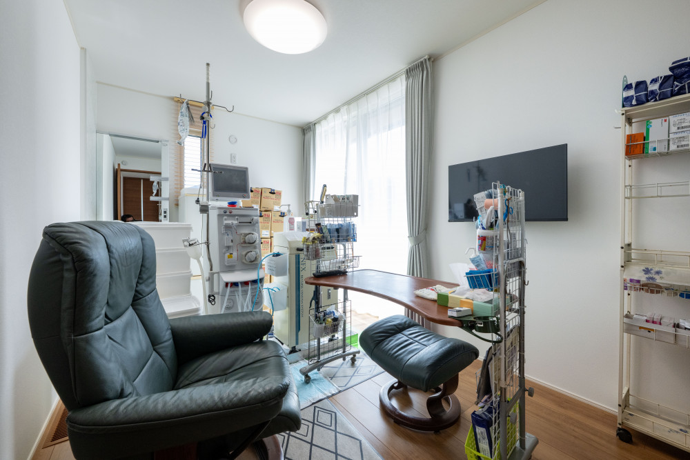 1階に設けた在宅透析の部屋は、ハイサッシで明るさとゆとりをプラスし、リラックスできるよう工夫しました。 また、専用コンセントやミニ洗面で水栓も確保しています。
