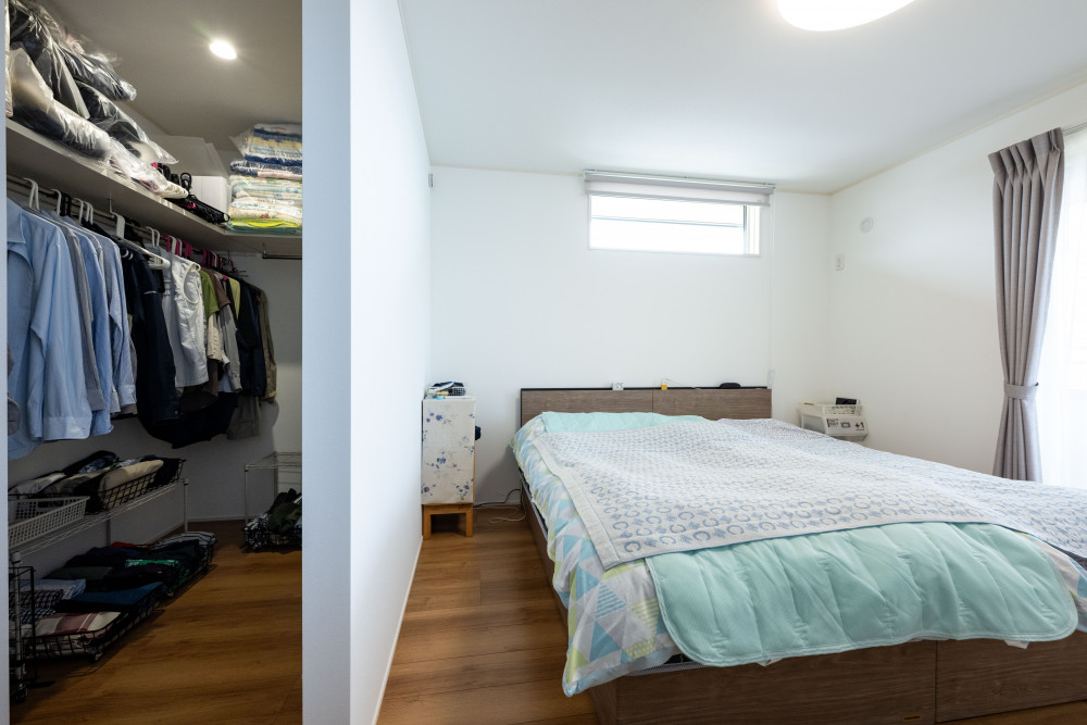 寝室にはウォークインクローゼットを設け、洋服や布団を収納。扉を付けていないので、湿気もこもりません。