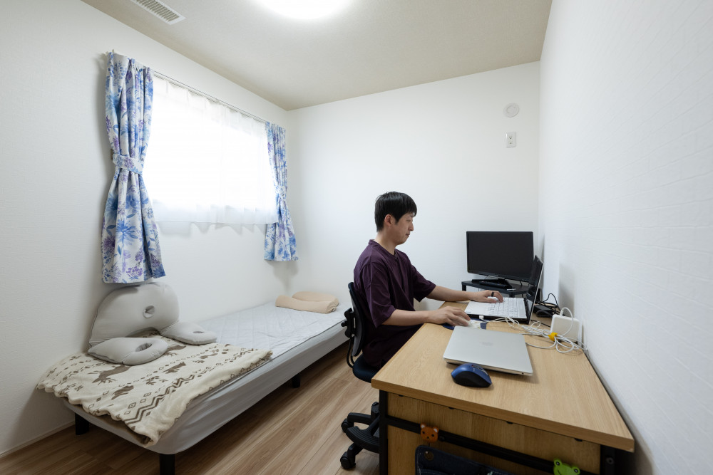 2階の子供部屋を想定した1室は、現在はご夫婦の仕事部屋として使用。 教材作りなどをするときは、アナログでもデジタルでも作業に集中できる仕事部屋です。